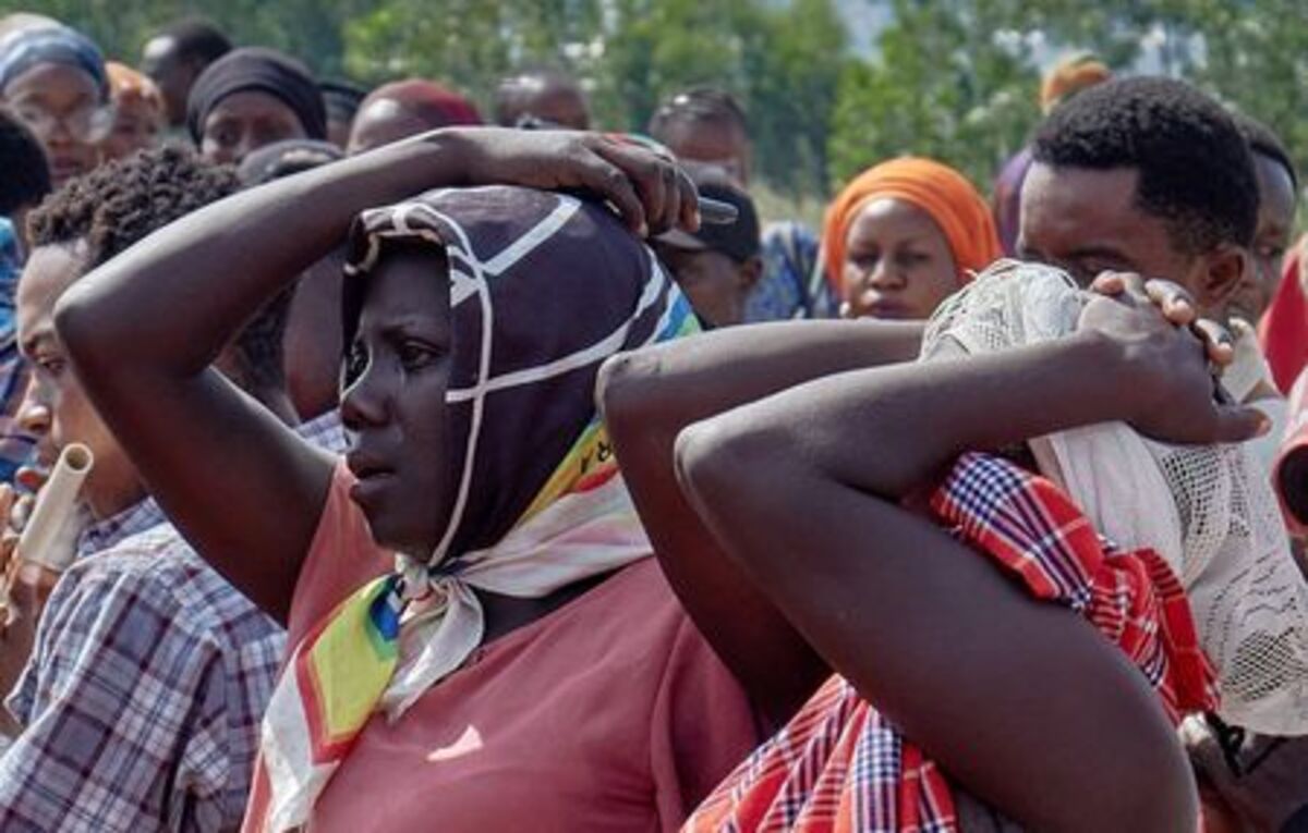 Relatives mourn a man who died of Ebola virus during his burial, as aid agencies intensify efforts to contain the Ebola outbreak caused by the Bundibugyo virus, at the Nyamurongo cemetery in Bunia town, Ituri province, Democratic Republic of Congo, June 10, 2026. REUTERS/Gradel Muyisa Mumbere