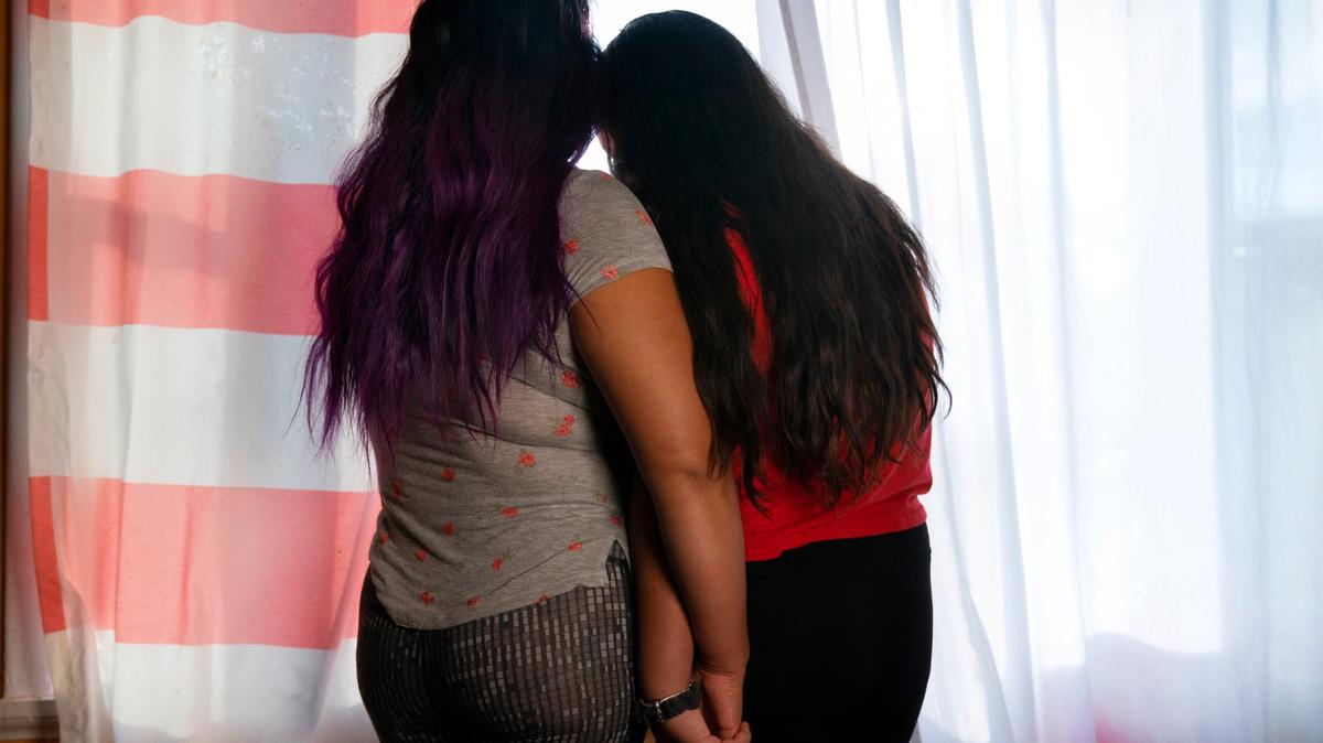 Jacqueline Flores, a la izquierda, toma de la mano a su hija Nicky en su casa en Virginia el miércoles 14 de julio de 2021. Flores, miembro del grupo Asylum Seeker Advocacy Project, ha pedido al presidente de EEUU Joe Biden que dé fin a la vigencia del Título 42 y permita a su familia de El Salvador y a otros migrantes solicitar asilo en la frontera. (AP Foto/Jacquelyn Martin, Archivo)
