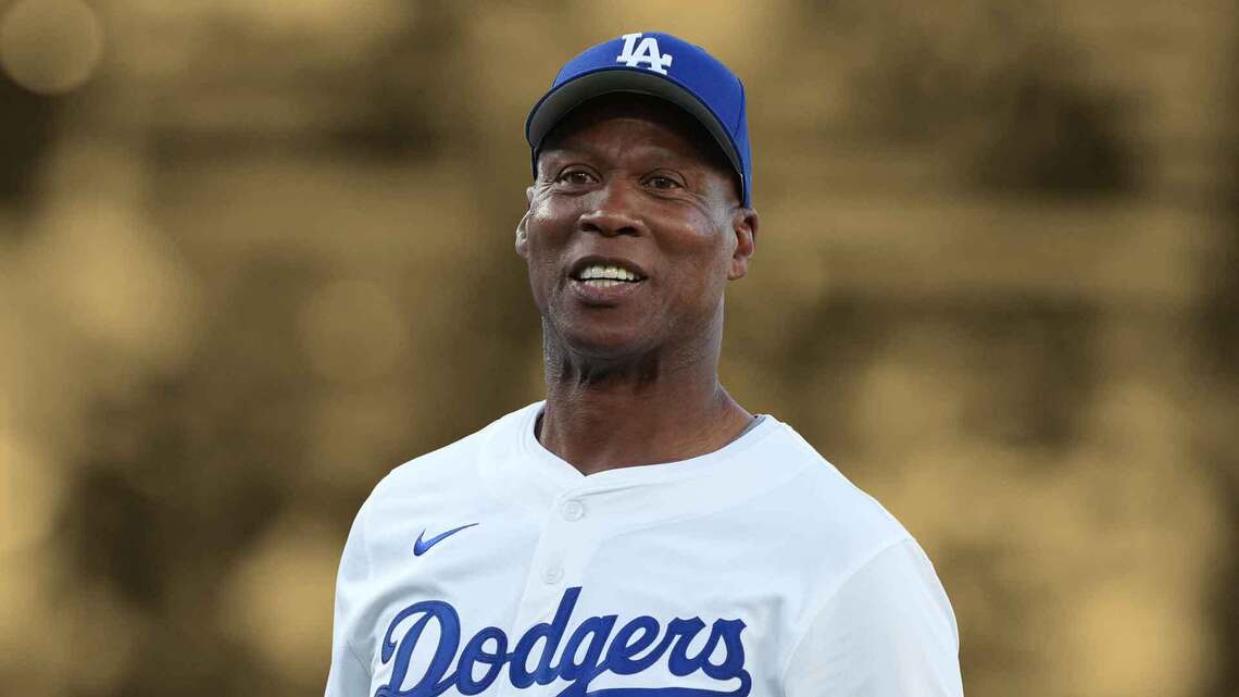 "Look at how Dr. Buss ran the organization" - Byron Scott sends a message to the new Lakers owners 