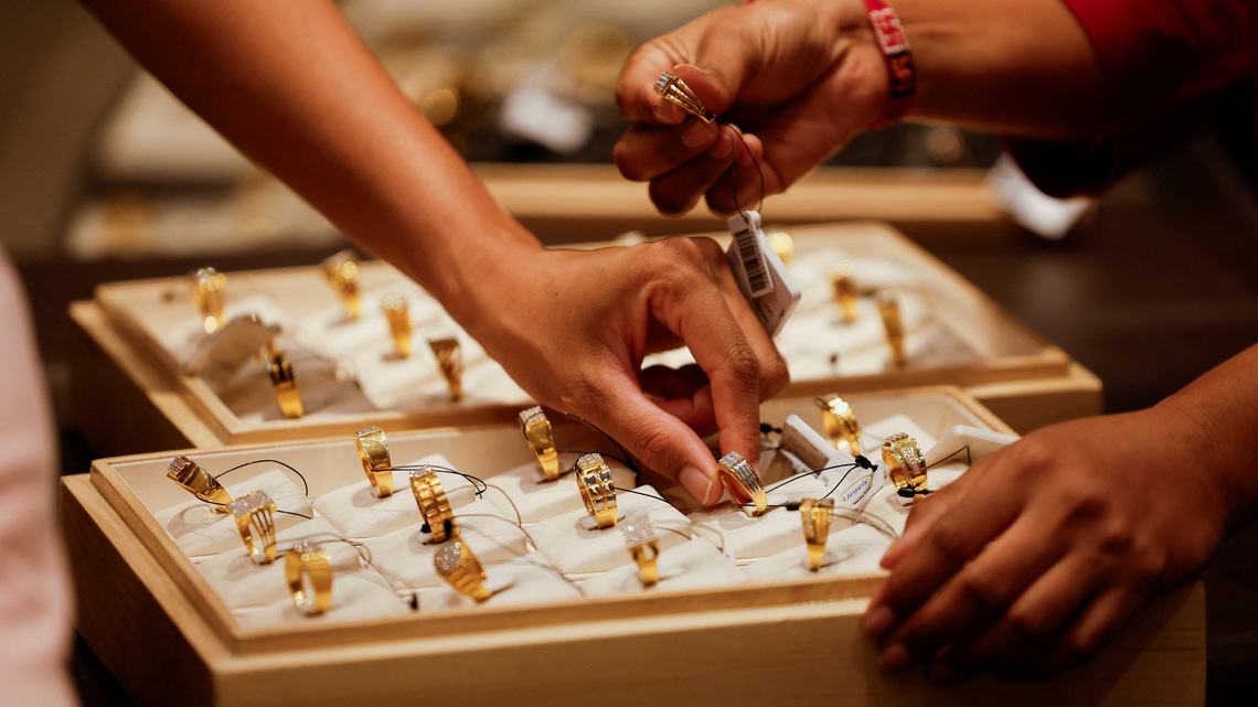 Gold steadies, heads for third straight weekly gain 