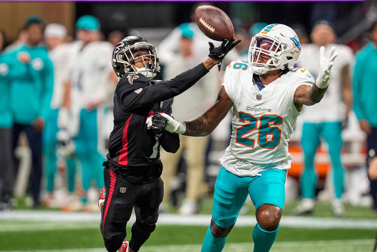  Oct 26, 2025; Atlanta, Georgia, USA; Miami Dolphins cornerback Rasul Douglas (26) is called for pass interference while defending Atlanta Falcons wide receiver Darnell Mooney (1) during the second half at Mercedes-Benz Stadium. Mandatory Credit: Dale Zanine-Imagn Images