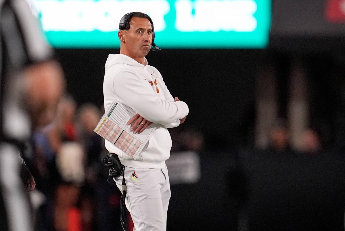  Texas coach Steve Sarkisian looks on against Georgia at Sanford Stadium on Nov. 15, 2025, in Athens, Georgia. © Dale Zanine-Imagn Images