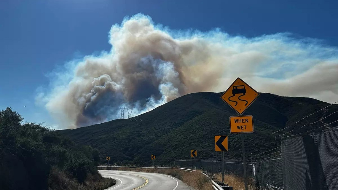 Climbing temps threaten to fuel Bouquet Fire near Santa Clarita 