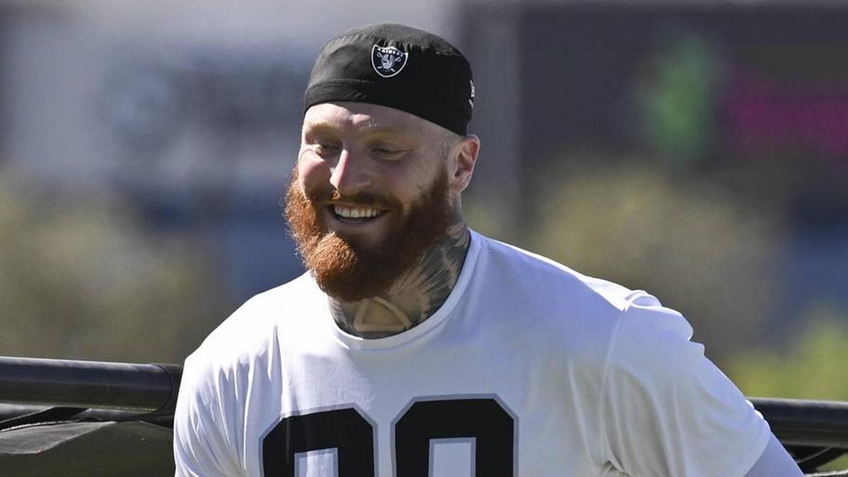  May 28, 2026; Henderson, NV, USA; Las Vegas Raiders defensive end Maxx Crosby (98) warms up during organized team activities at Intermountain Health Performance Center. Mandatory Credit: Candice Ward-Imagn Images | Candice Ward-Imagn Images 