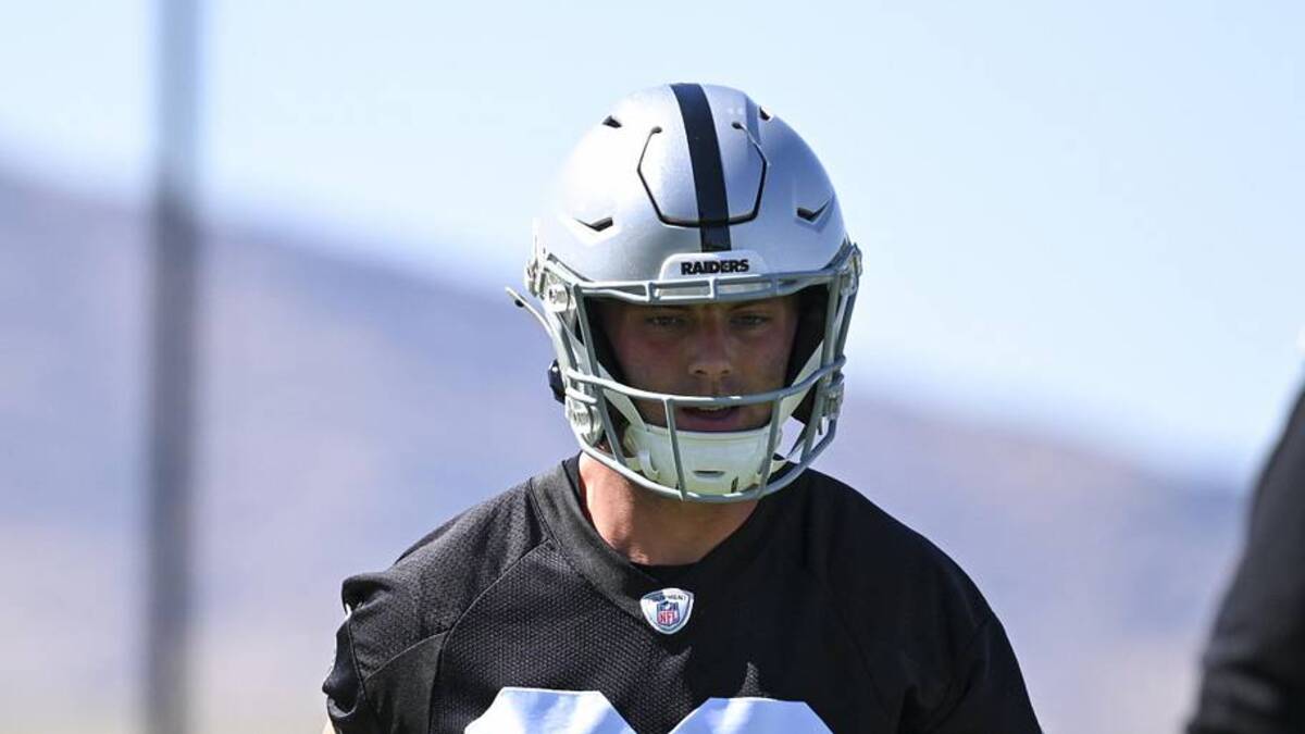  May 20, 2026; Henderson, NV, USA; Las Vegas Raiders tight end Brock Bowers (89) warms up during organized team activities at Intermountain Health Performance Center. Mandatory Credit: Candice Ward-Imagn Images | Candice Ward-Imagn Images 