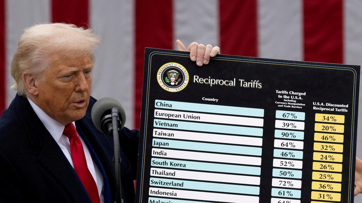 FILE PHOTO: U.S. President Donald Trump delivers remarks on tariffs in the Rose Garden at the White House in Washington, D.C., U.S., April 2, 2025. REUTERS/Carlos Barria/File Photo