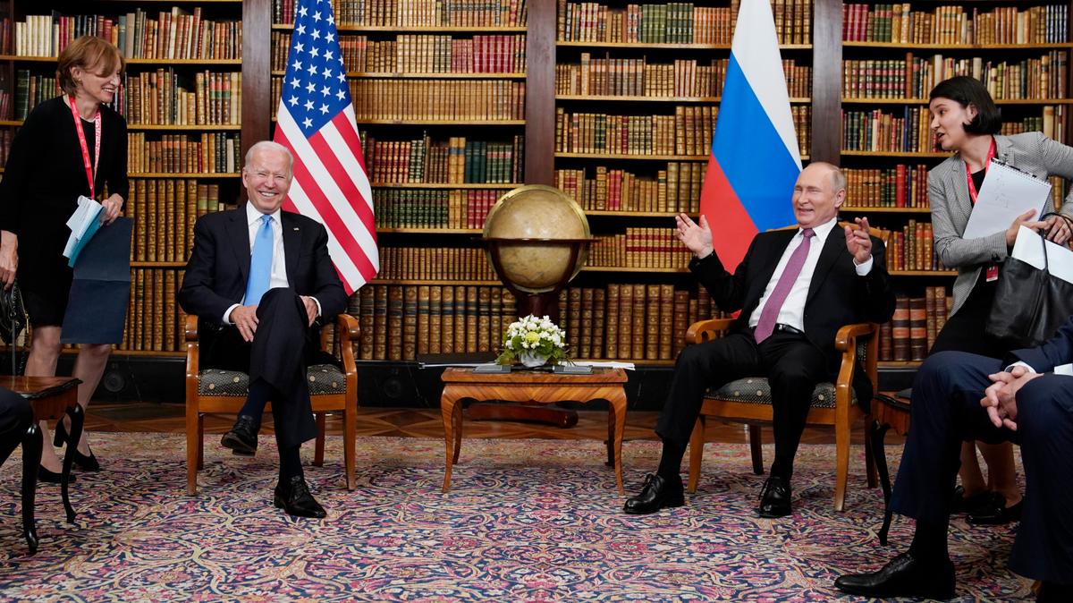 El presidente estadounidense Joe Biden y su homólogo ruso Vladimir Putin ríen durante su reunión el miércoles 16 de junio de 2021 en la “Villa la Grange”, en Ginebra, Suiza. (AP Foto/Patrick Semansky)