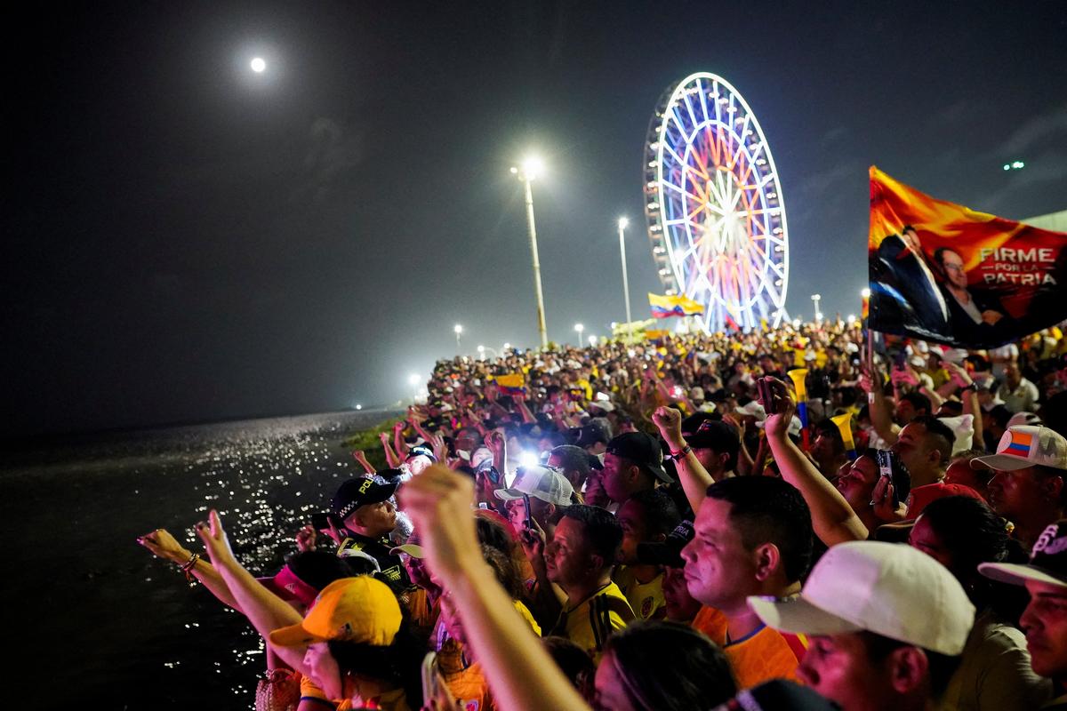 Supporters of Colombian presidential candidate Abelardo De La Espriella of the political movement Defenders of the Homeland react as De La Espriella addresses them after the results of the first round of the presidential election, in Barranquilla, Colombia May 31, 2026. REUTERS/Sergio Acero