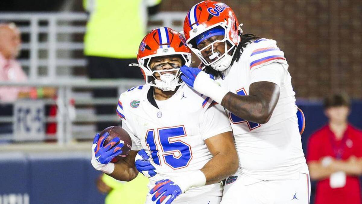  Florida edge rushers Jayden Woods (15) and Kamran James (24) | Petre Thomas-Imagn Images 