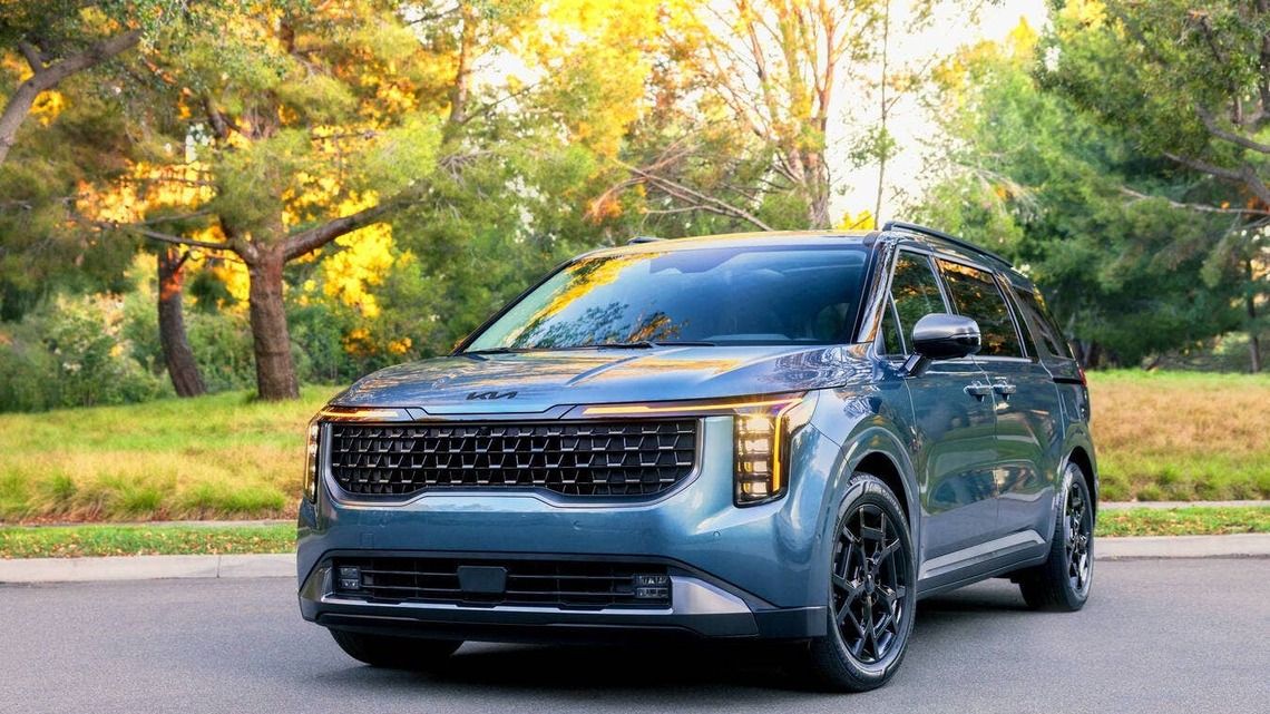 We Compared the 2026 Kia Carnival vs. Chrysler Pacifica: Which Gets Better Gas Mileage? 