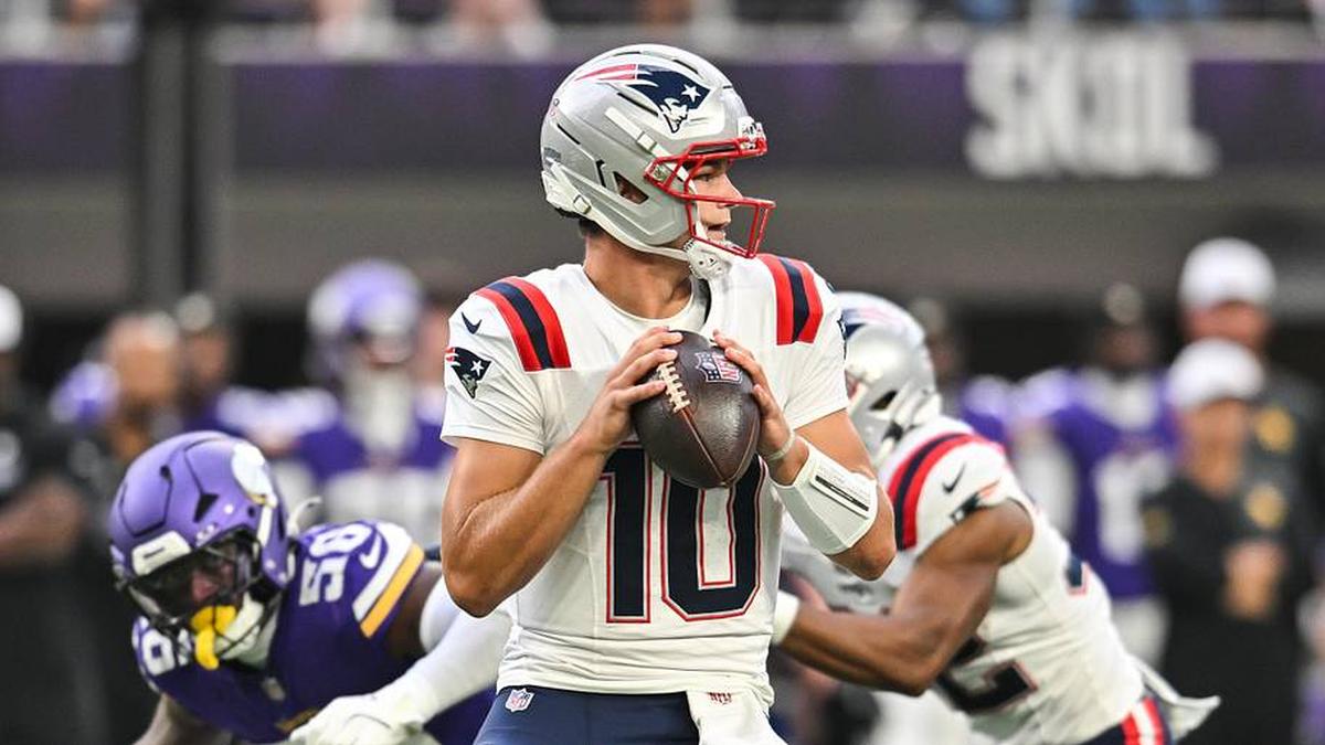  Aug 16, 2025; Minneapolis, Minnesota, USA; New England Patriots quarterback Drake Maye (10) throws a pass against the Minnesota Vikings during the first quarter at U.S. Bank Stadium. Mandatory Credit: Jeffrey Becker-Imagn Images | Jeffrey Becker-Imagn Images 