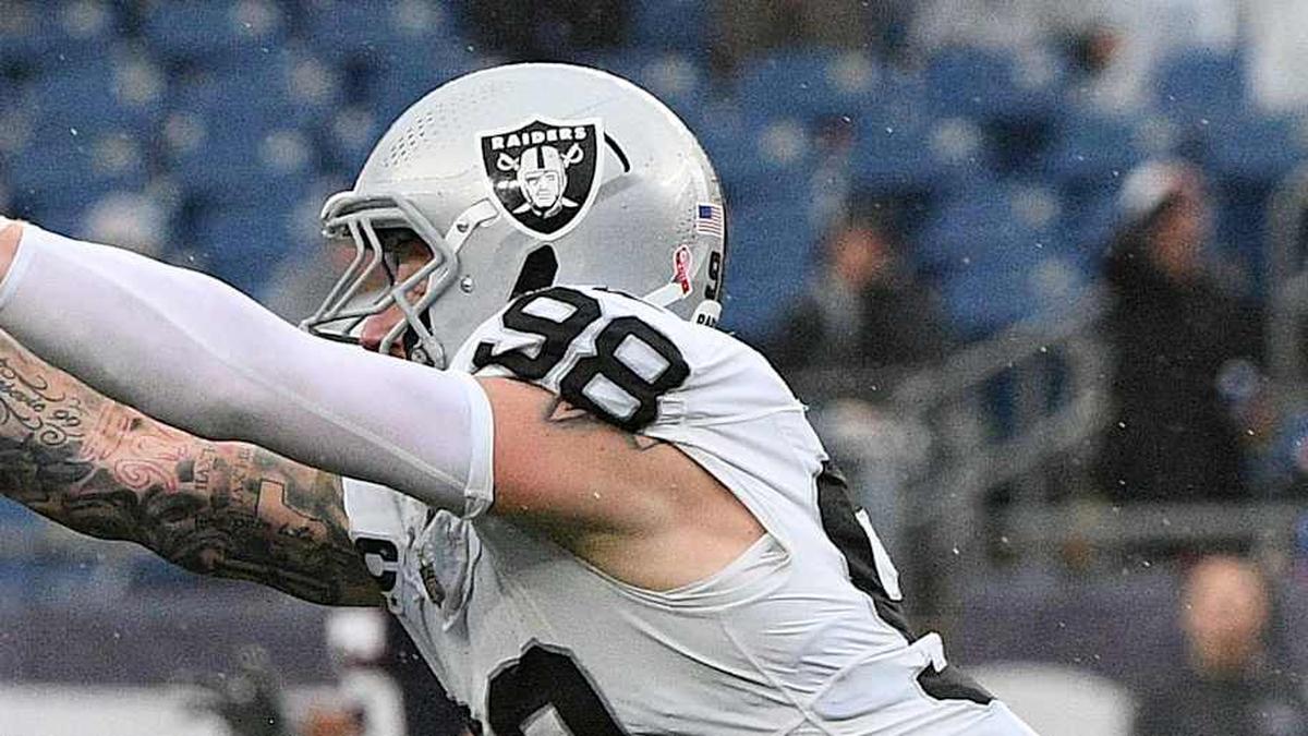  Sep 7, 2025; Foxborough, Massachusetts, USA; Las Vegas Raiders defensive end Maxx Crosby (98) pressures New England Patriots quarterback Drake Maye (10) during the second half at Gillette Stadium. Mandatory Credit: Bob DeChiara-Imagn Images | Bob DeChiara-Imagn Images 
