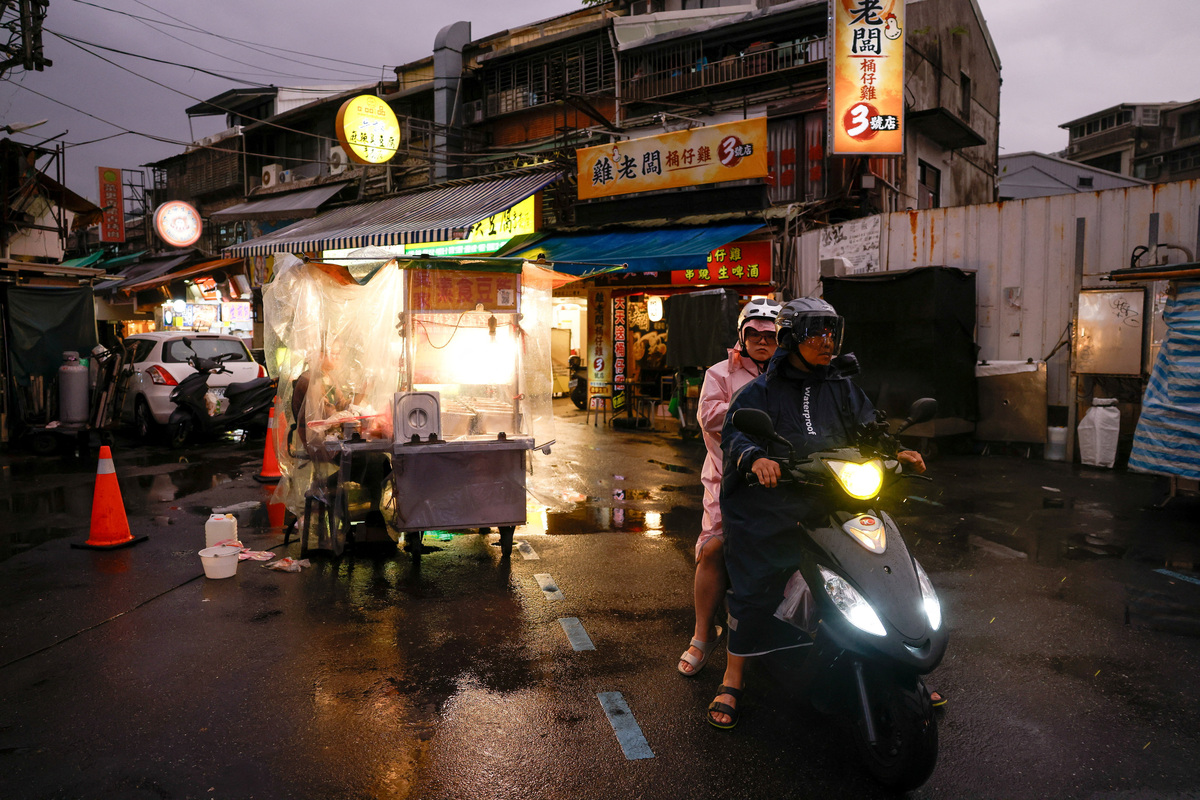 Taiwan shuts down ahead of Typhoon Champi, hundreds of flights ...