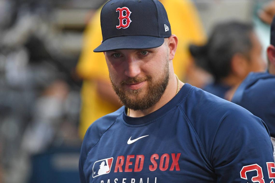  Boston Red Sox pitcher Garrett Crochet (35) looks on during a game. © Eric Hartline-Imagn Images
