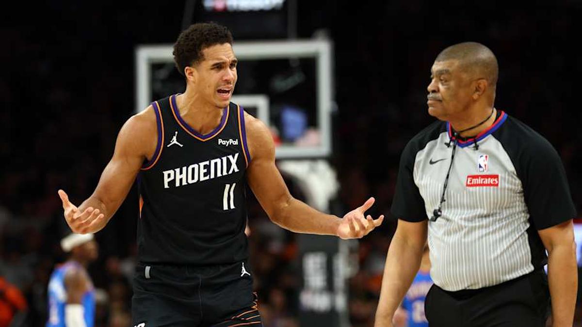  Suns forward Oso Ighodaro argues with NBA referee Tony Brothers. | Mark J. Rebilas-Imagn Images 