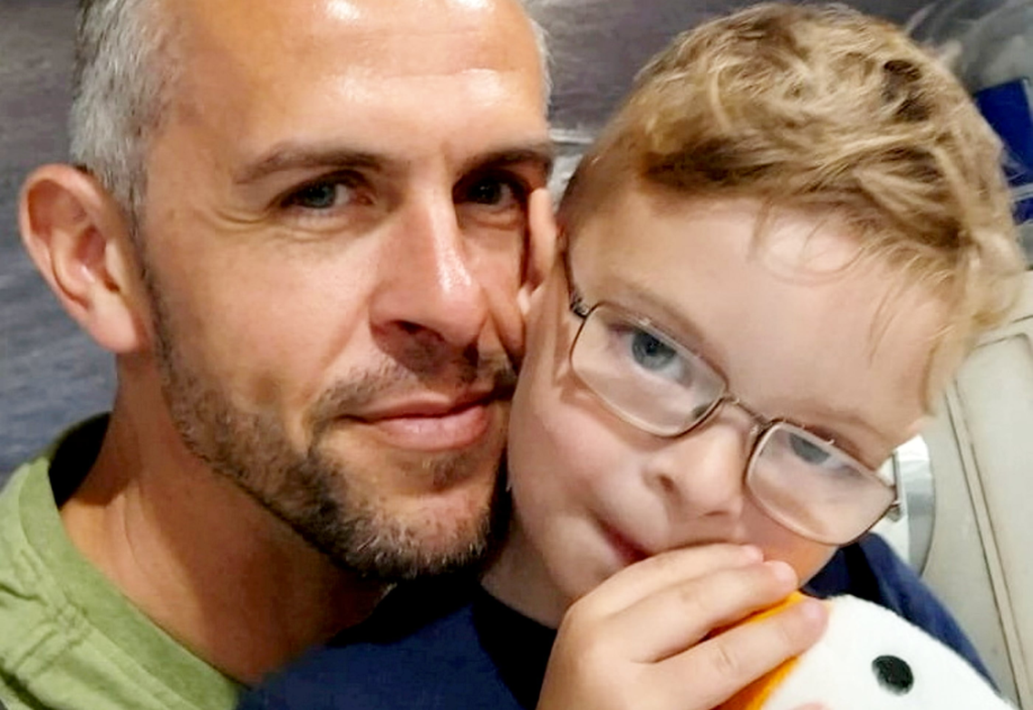  Teddy Hemms with his dad, Ian. (Ian Hemms via SWNS) 