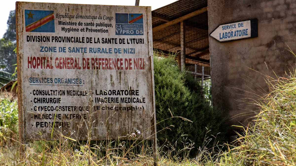 A sign near the Nizi health centre during an Ebola awareness session as humanitarian agencies intensify efforts to contain a new Ebola outbreak involving the Bundibugyo strain, at Kpangba displacement camp where Ebola cases were observed, Djugu territory in Ituri province, Democratic Republic of Congo, June 13, 2026. REUTERS/Gradel Muyisa Mumbere.