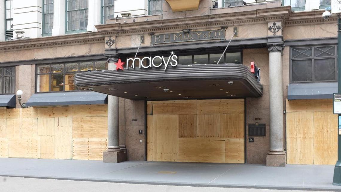 Macy's new AI tool drives 400% sales jump for the dividend stock 