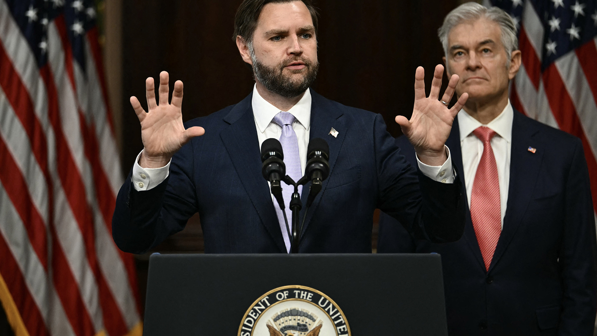 From left to right: US Vice President JD Vance speaks alongside Administrator for the Centers for Medicare and Medicaid Services Mehmet Oz during a press conference on anti-fraud initiatives at the Eisenhower Executive Office building on the White House campus in Washington, D.C., on May 13, 2026. (Kent Nishimura/AFP via Getty Images/TNS)