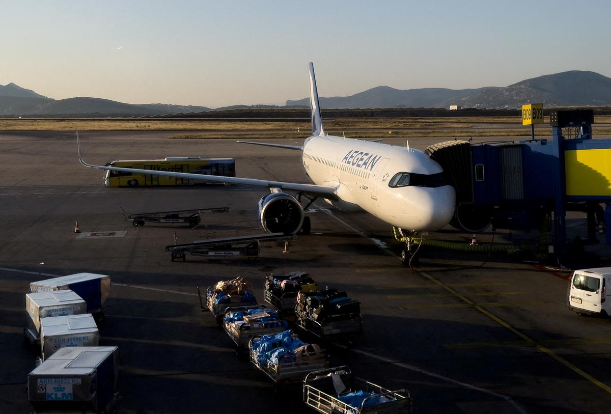 FILE PHOTO: An Airbus A320 of Greek airline Aegean is seen at the Athens Eleftherios Venizelos International Airport in Athens, Greece, June 25, 2025. REUTERS/Denis Balibouse/File Photo