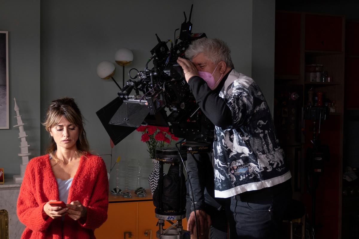 En esta imagen difundida por Sony Pictures Classics, Penélope Cruz, a la izquierda, y el director Pedro Almodóvar en el set de “Madres paralelas”. (Iglesias Más/Sony Pictures Classics vía AP)