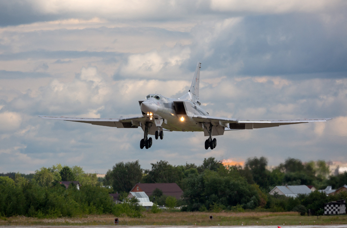 FILE PHOTO: A Russian Tu-22M3 strategic bomber plane flies before landing at Dyagilevo military air base in the Ryazan region, Russia, August 8, 2018. REUTERS/Marina Lystseva/File Photo