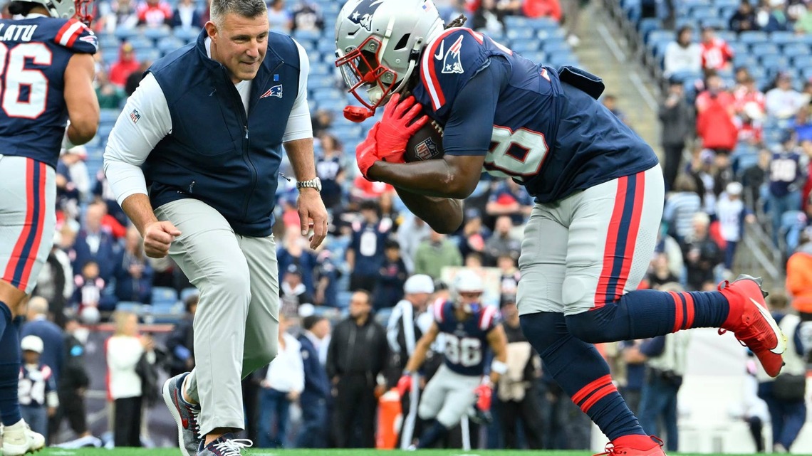 Patriots Coach Mike Vrabel Lets His Running Backs Know: He's Not Happy 