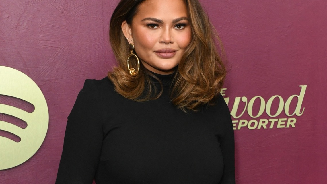 Chrissy Teigen Mourns Death of Her Dad With Emotional Message 