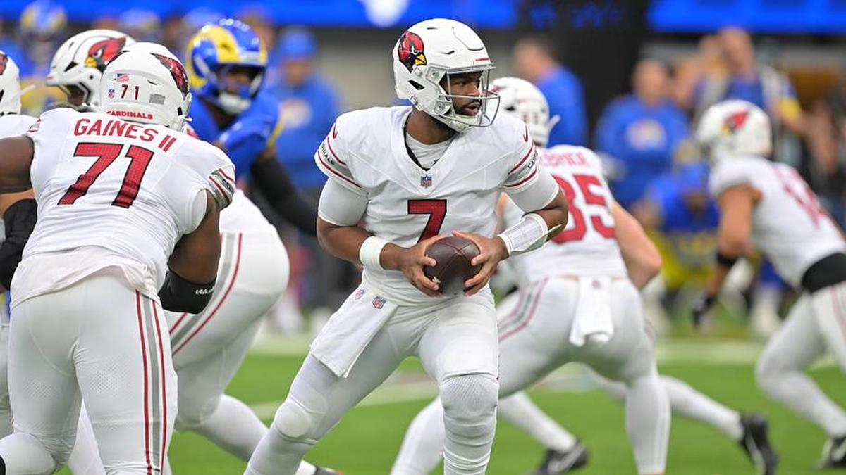  Jan 4, 2026; Inglewood, California, USA; Arizona Cardinals quarterback Jacoby Brissett (7) prepares to handoff against the Los Angeles Rams during the first half at SoFi Stadium. Mandatory Credit: Jayne Kamin-Oncea-Imagn Images | Jayne Kamin-Oncea-Imagn Images 