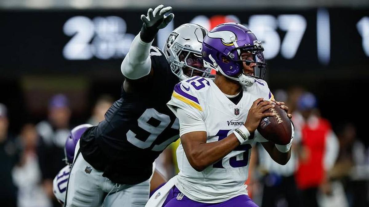  Janarius Robinson - Instagram.com 