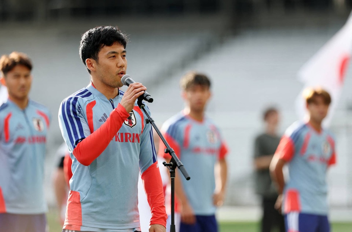  Japan's Wataru Endo makes a speech before training. Alan Poizner-Imagn Images