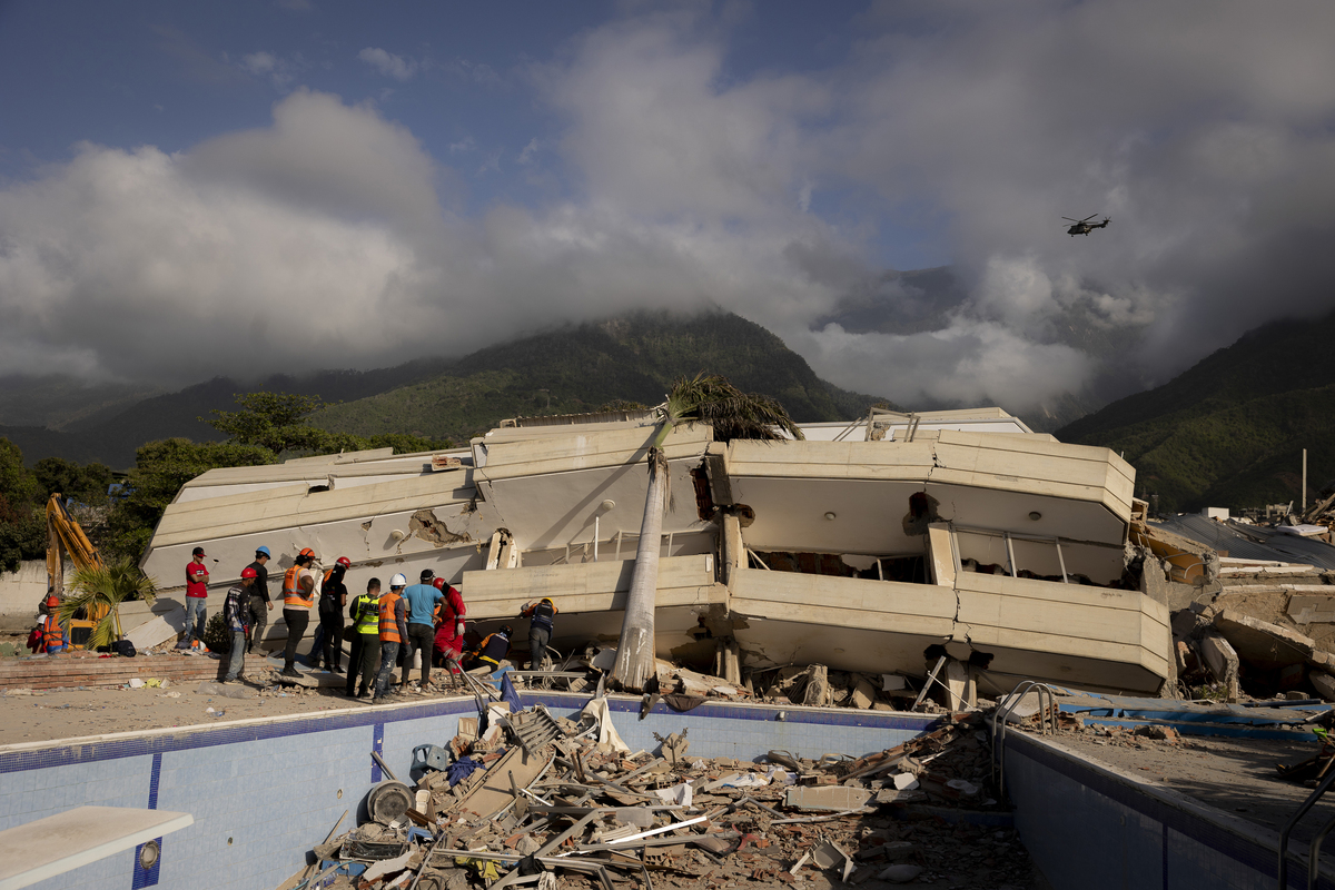 Rescuers work at the Gabarra building, searching for victims of the earthquake, in La Guaira, Venezuela, June 29, 2026. The search for survivors of the devastating earthquakes in Venezuela was growing increasingly desperate. (Fabiola Ferrero/The New York Times)