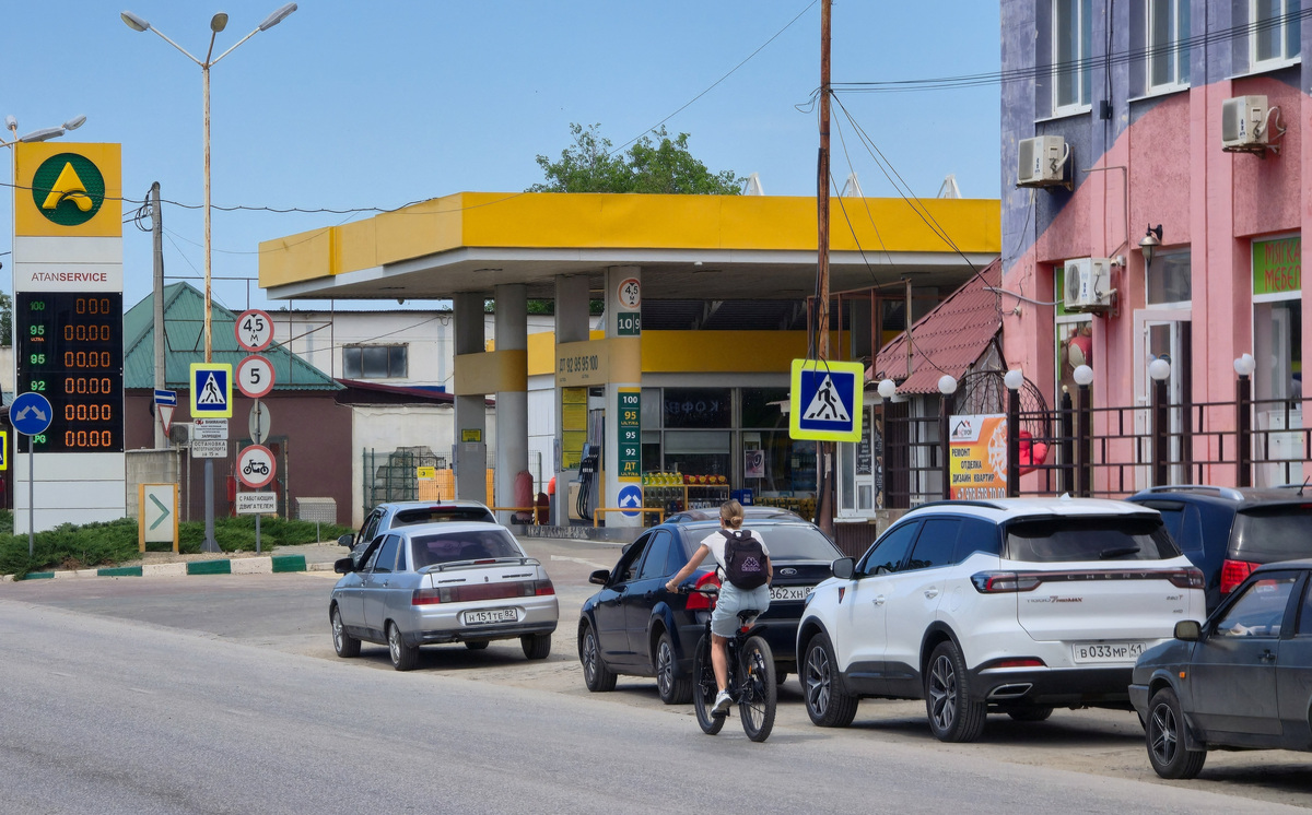 Cars queue to refuel at a gas station after local authorities restricted petrol sales and introduced rationing amid a supply shortage that they said was caused by Ukrainian attacks on logistics routes, in the course of the Russia-Ukraine military conflict in the Black Sea resort city of Yevpatoriya, Crimea, June 11, 2026. Picture taken with a mobile phone. REUTERS/Alexey Pavlishak