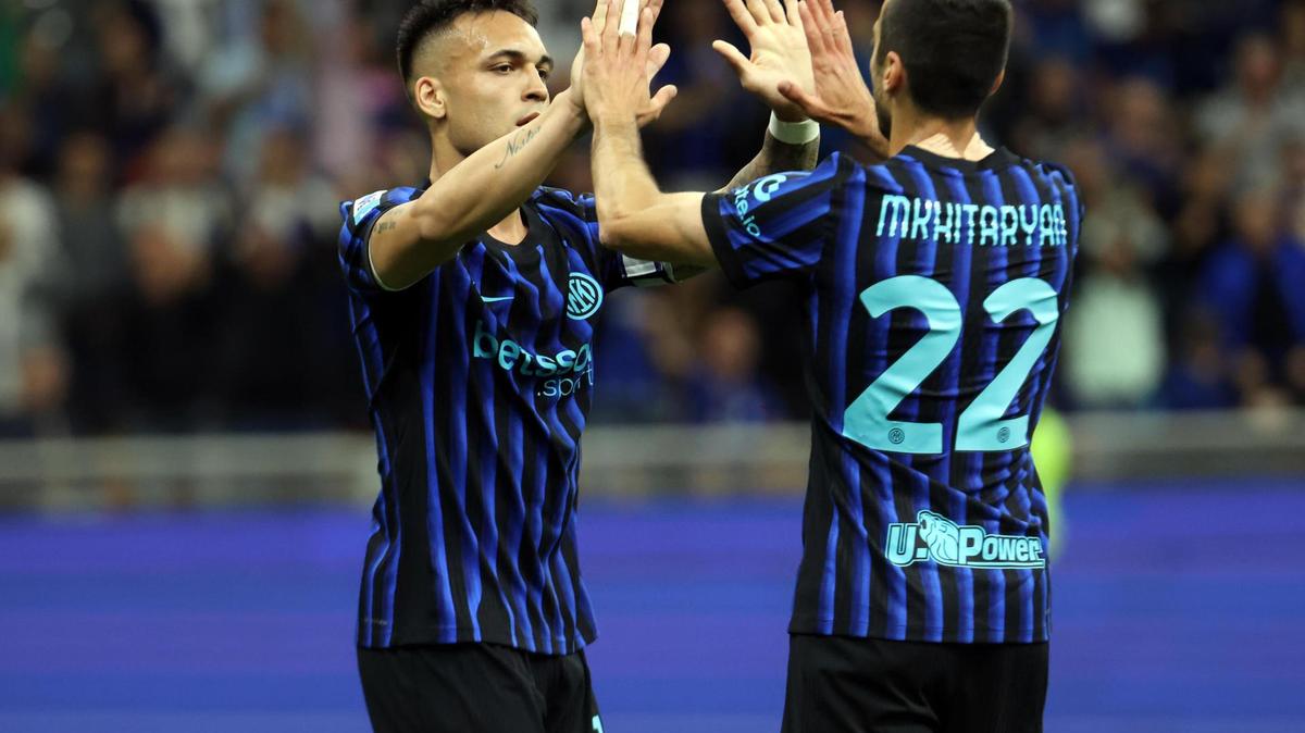 El jugador del Inter Henrikh Mkhitaryan (d) celebra con su compañero Lautaro Martinez el 2-0 durante el partido de la Serie A que han jugado Inter Milan y Parma Calcio en Milan, Italia) EFE/EPA/MATTEO BAZZI