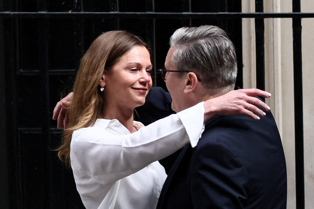 British Prime Minister Keir Starmer hugs his wife Victoria Starmer after announcing the timeline for his resignation, following Andy Burnham's decisive victory last week in the Makerfield by-election, outside 10 Downing Street, in London, Britain, June 22, 2026. REUTERS/Jack Taylor