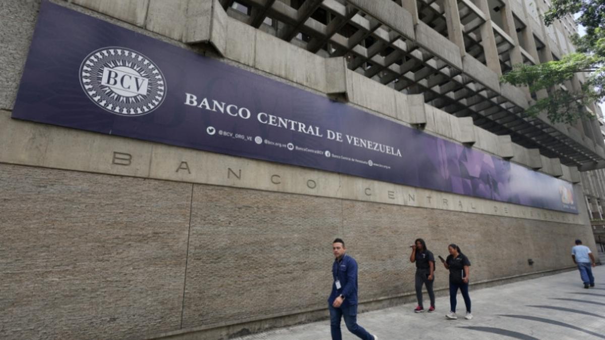 FILE PHOTO: People walk outside of Venezuela's Central Bank in Caracas, Venezuela, May 14, 2026. REUTERS/Leonardo Fernandez Viloria/File Photo