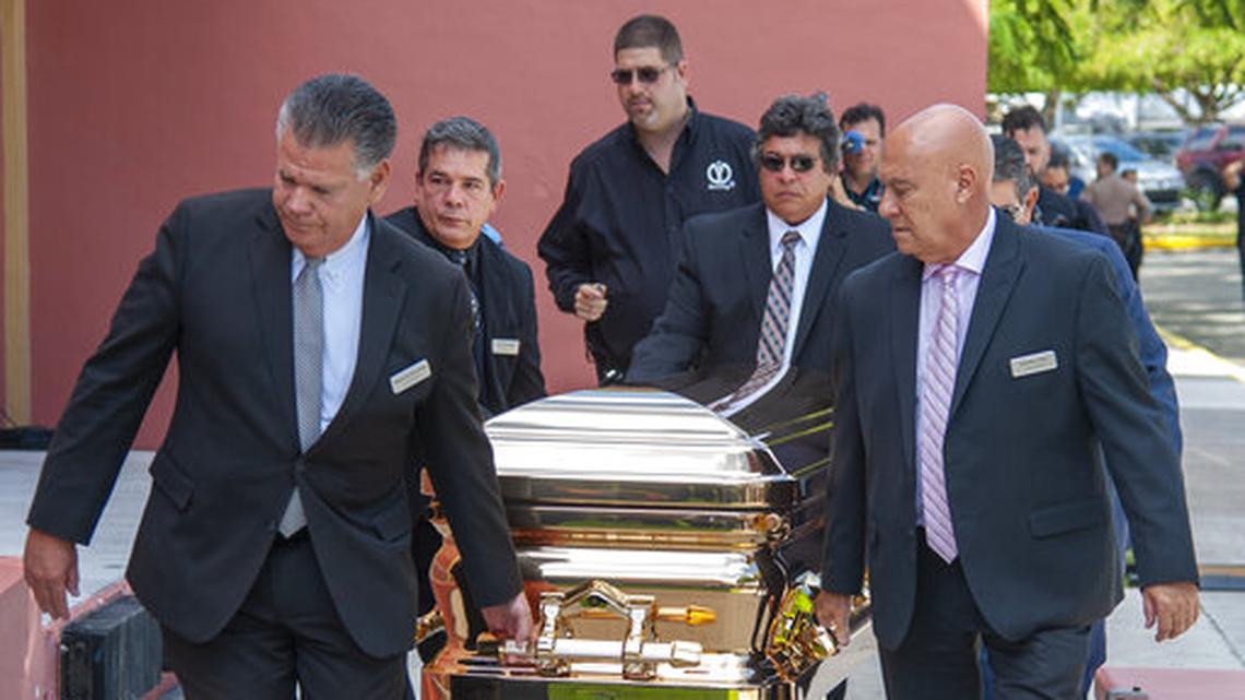 El sarcófago con los restos de José José en Miami.