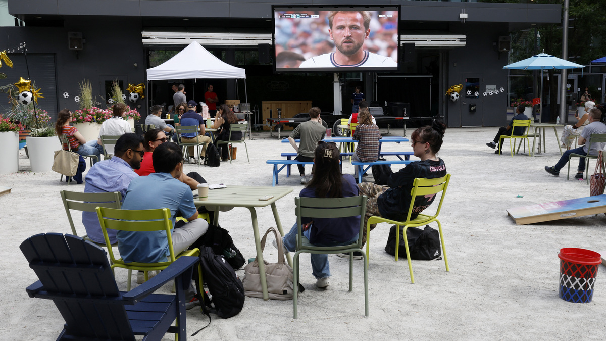 General view as fans watch the match on a big screen in a bar in Cambridge, Soccer Football, FIFA World Cup 2026, Group L, England v Croatia, Fans gather in Cambridge, Cambridge, Massachusetts, U.S., June 17, 2026. REUTERS/Brian Snyder