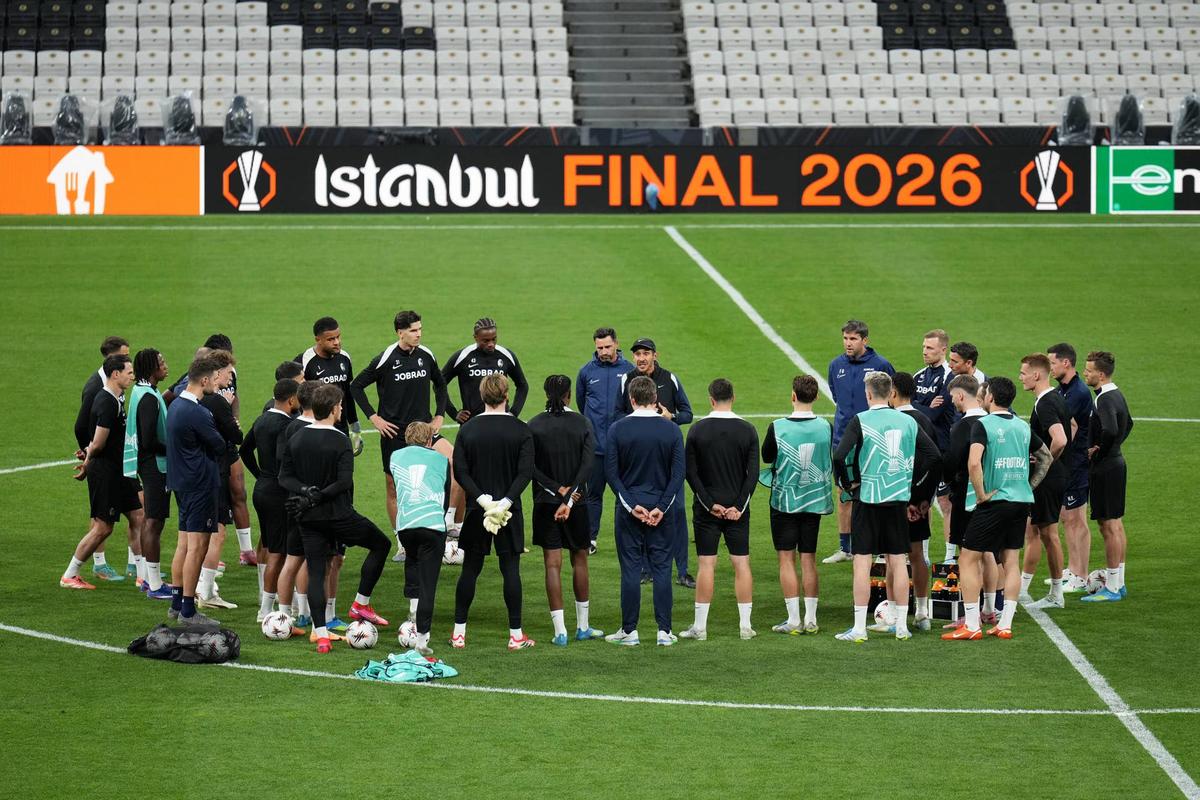  Julian Schuster, Head Coach of Sport-Club Freiburg, leads a team talk during the training session one day ahead of the UEFA Europa League Final 2026 between SC Freiburg and Aston Villa at Besiktas Park on May 19, 2026 in Istanbul, Turkey. (Photo by Angel Martinez - UEFA/UEFA via Getty Images)