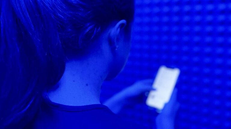 New study warns of sexting surge among American teenagers