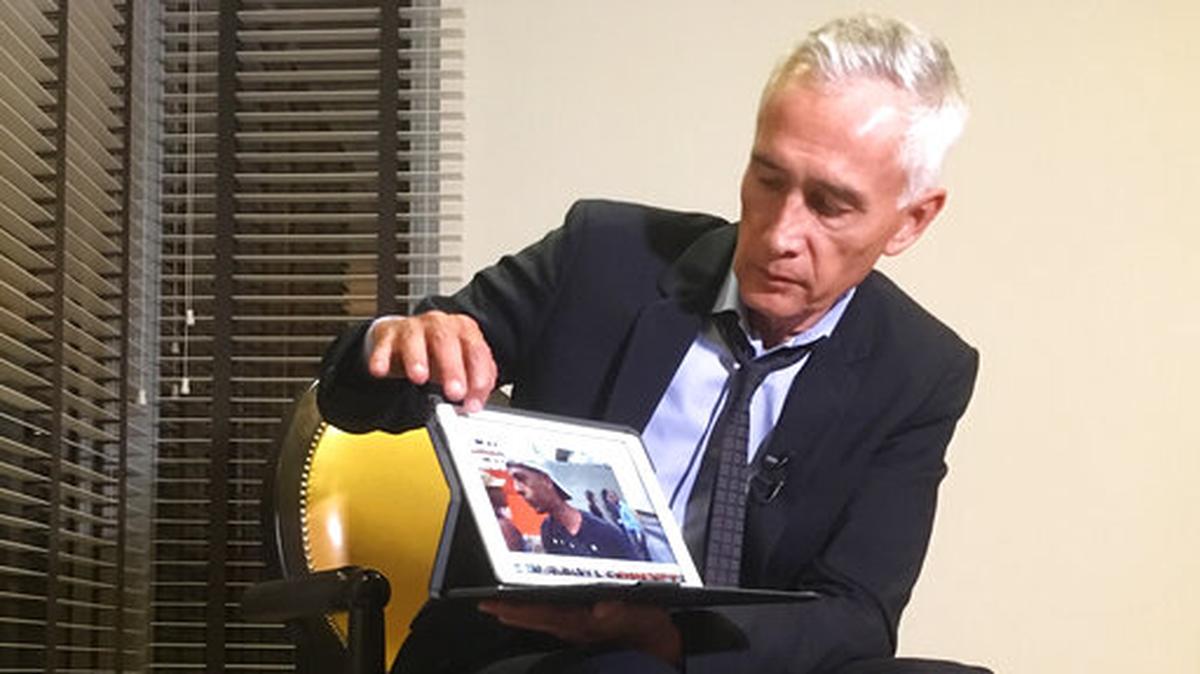 En imagen de archivo del 25 de febrero de 2019, el periodista de Univisión Jorge Ramos muestra un video que, afirma, su equipo grabó un día antes y en el que aparecen jóvenes venezolanos que comían sobras de la parte trasera de un camión de basura en Caracas, durante una entrevista en un hotel en la capital venezolana.