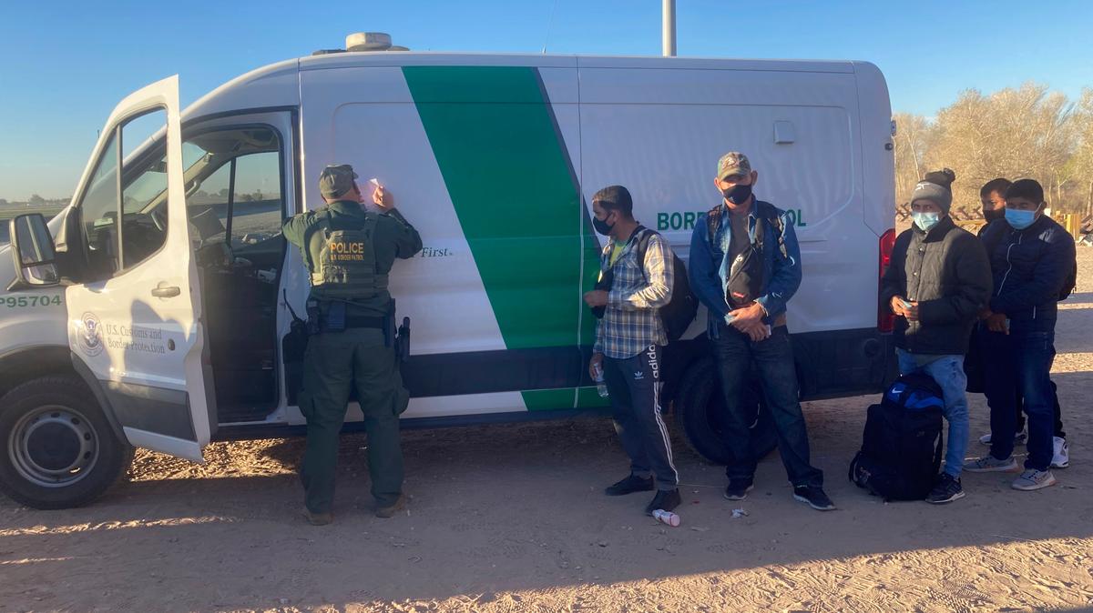 ARCHIVO - Un agente de la Patrulla Fronteriza llena unos documentos de migrantes que se entregaron a las autoridades en Yuma, Arizona, el 5 de febrero de 2022. (AP Foto/Elliot Spagat, Archivo)
