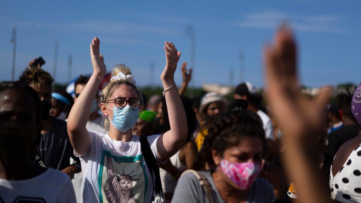 ARCHIVO - Manifestantes antigubernamentales protestan contra la escasez y los altos precios de los alimentos en el monumento a Máximo Gómez en La Habana, Cuba, el 11 de julio de 2021. (AP Foto/Eliana Aponte, Archivo)