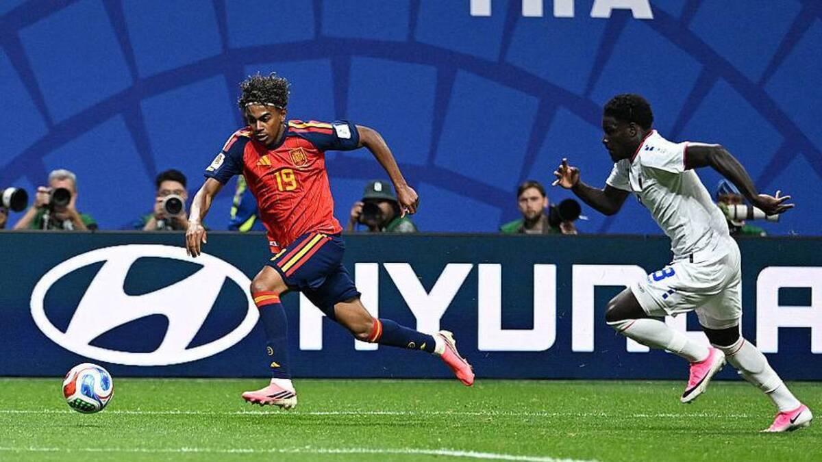  Lamine Yamal provided some drive down the wing in the second half. | ROBERTO SCHMIDT / AFP via Getty Images 