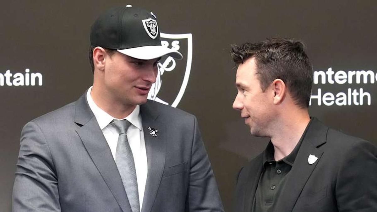  Apr 24, 2026; Henderson, NV, USA; Las Vegas Raiders quarterback Fernando Mendoza (left) shakes hands with head coach Klint Kubiak at the introductory press conference at Intermountain Health Performance Center after being selected as the No. 1 pick in the 2026 NFL Draft. Mandatory Credit: Kirby Lee-Imagn Images | Kirby Lee-Imagn Images 
