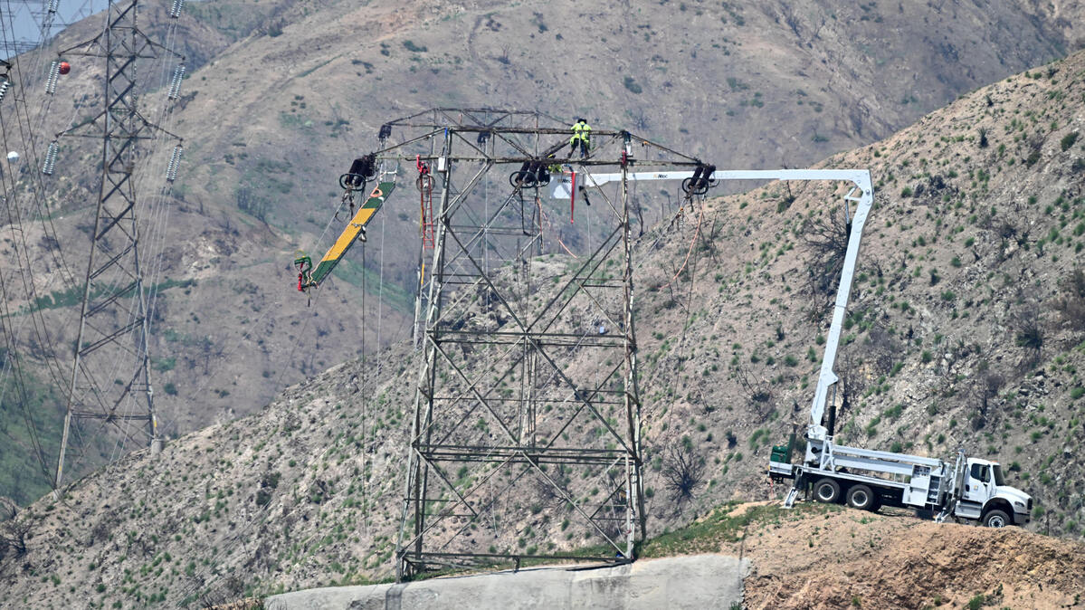SCE lowered and then picked up workers from a helicopter down to the the conductors on idle transmission lines above Eaton Canyon on Tuesday, April 22, 2025. The work is part of the investigation into the cause of the Eaton fire. (Photo by Dean Musgrove, Los Angeles Daily News/SCNG)