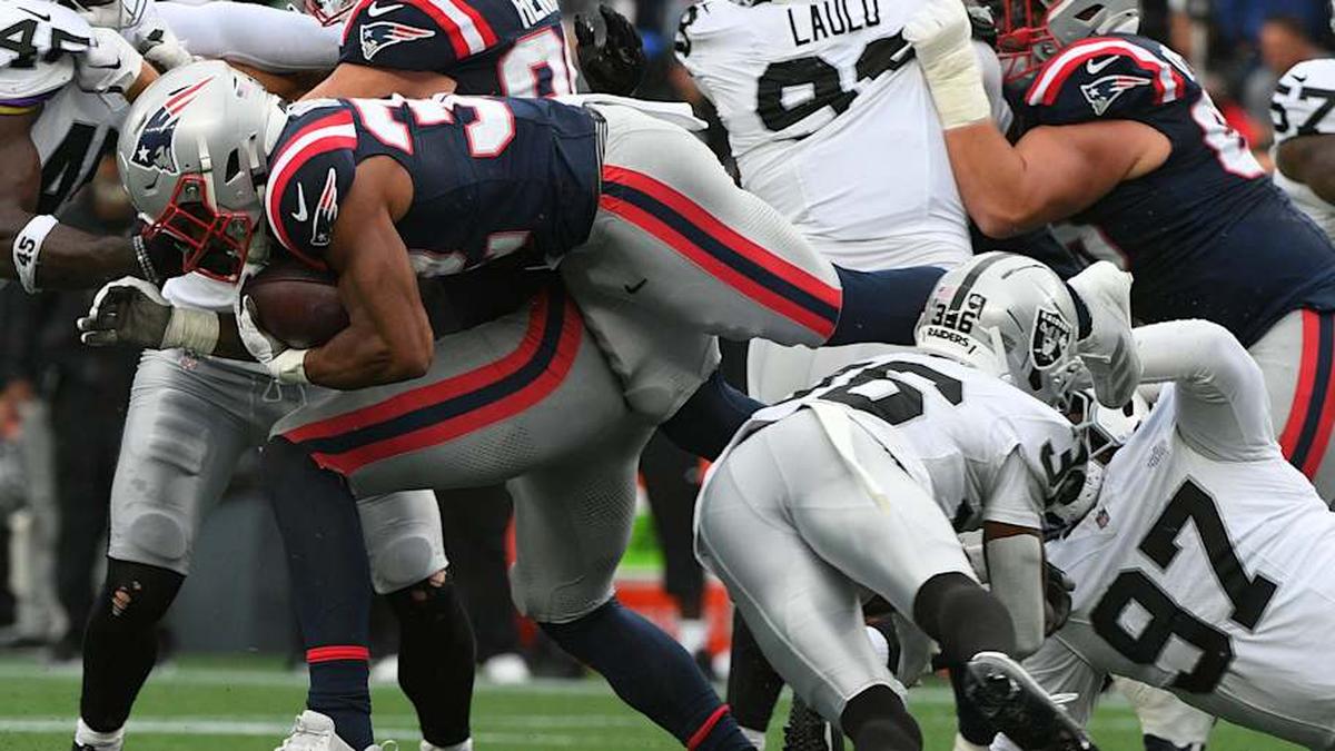  Sep 7, 2025; Foxborough, Massachusetts, USA; New England Patriots running back TreVeyon Henderson (32) ruhes teh ball against the Las Vegas Raiders during the second half at Gillette Stadium. Mandatory Credit: Bob DeChiara-Imagn Images | Bob DeChiara-Imagn Images 