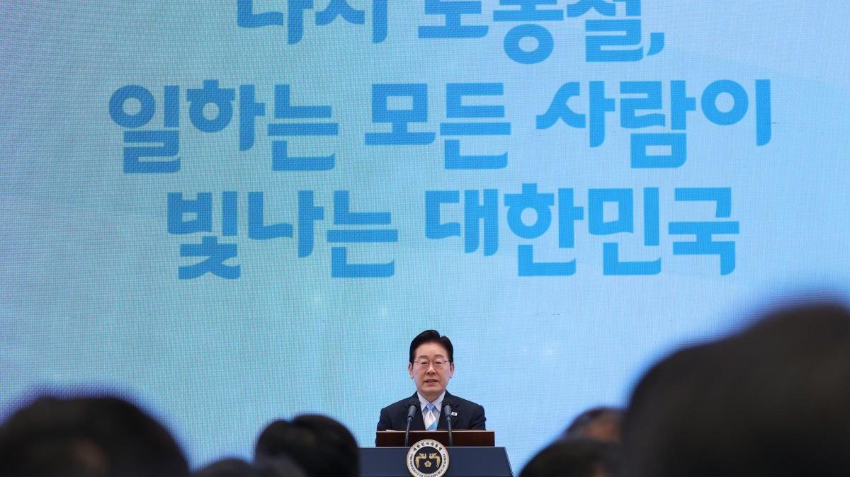 South Korean President Lee Jae Myung delivers an address at an event commemorating Labor Day at Cheong Wa Dae on Friday. Photo by Yonhap