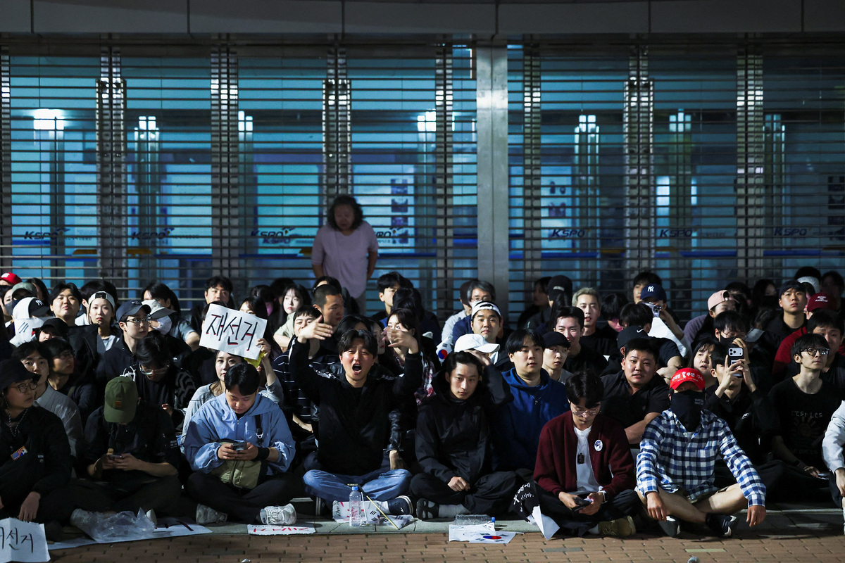 Demonstrators sit outside vote-counting centre to protest a controversy over a shortage of ballot papers that disrupted voting in the local election and to call for a rerun of the election, in Seoul, South Korea, June 6, 2026. REUTERS/Kim Hong-Ji