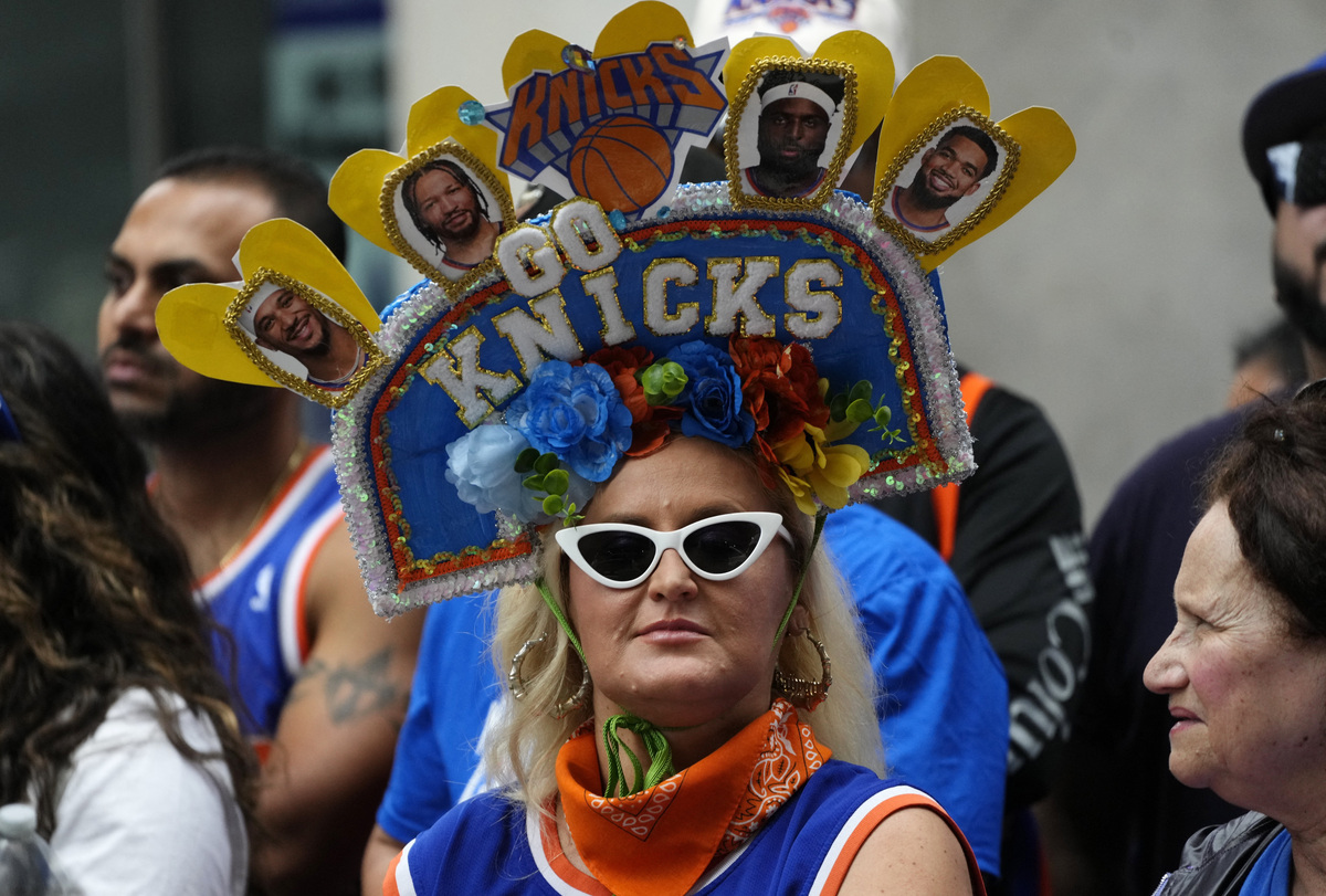Basketball - NBA - New York Knicks Parade - New York City, New York, U.S. - June 18, 2026 A New York Knicks fan poses for a photograph before the parade REUTERS/Eduardo Munoz